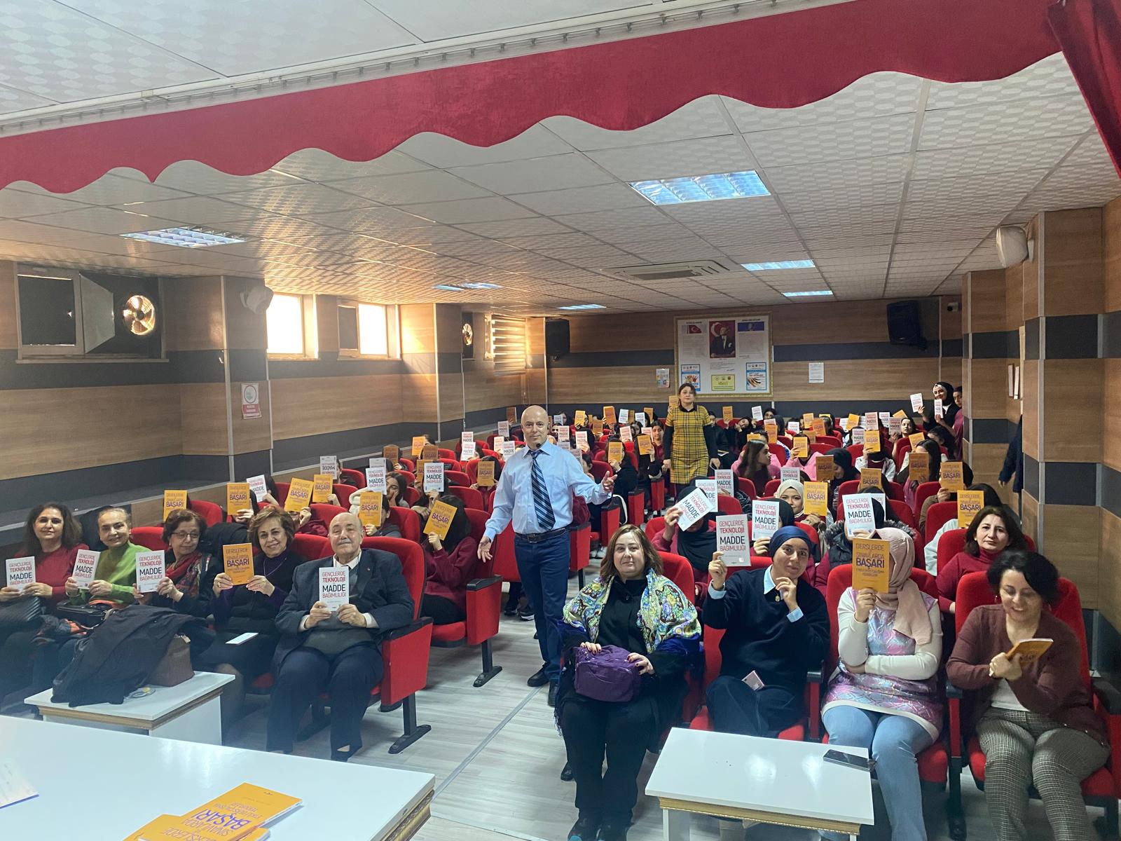 Kent Huzuru ve Güvenliği Çalışma Grubu’ndan gençlere “Teknoloji Bağımlılığı” semineri 